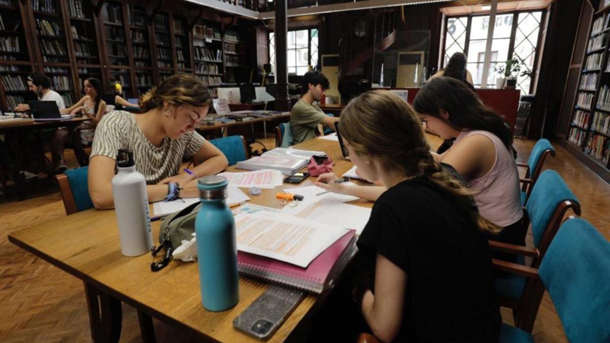Un grupo de alumnas estudiando ayer en la biblioteca de Cort. | B.RAMON
