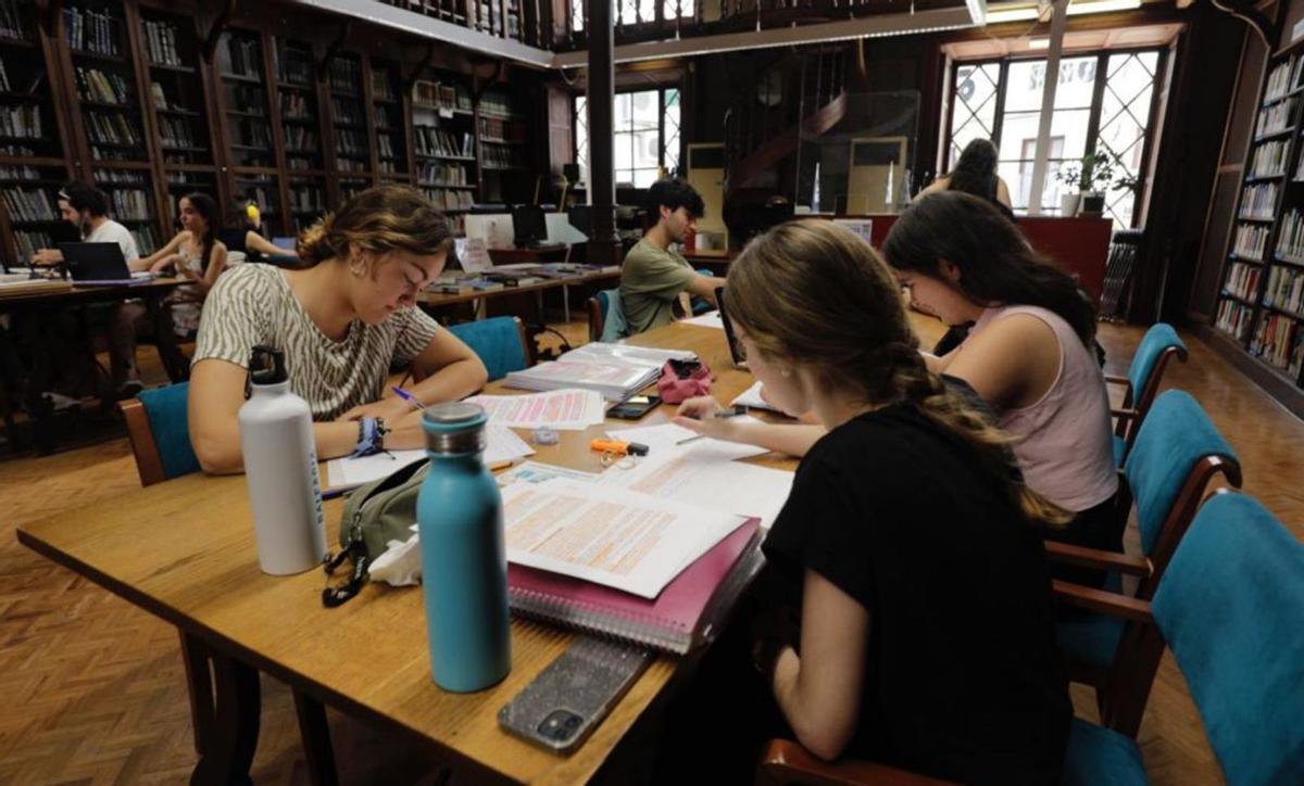 Un grupo de alumnas estudiando ayer en la biblioteca de Cort. | B.RAMON