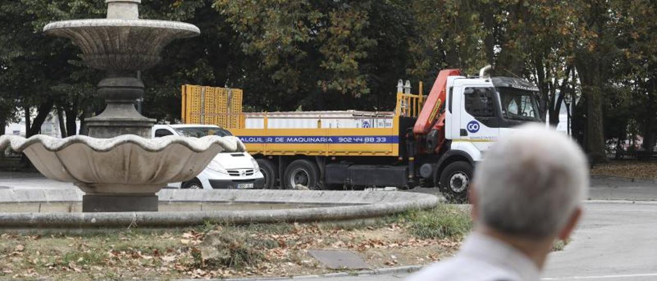 Un camión descarga material durante los preparativos, ayer, para iniciar las obras en el parque del Muelle. | R. Solís