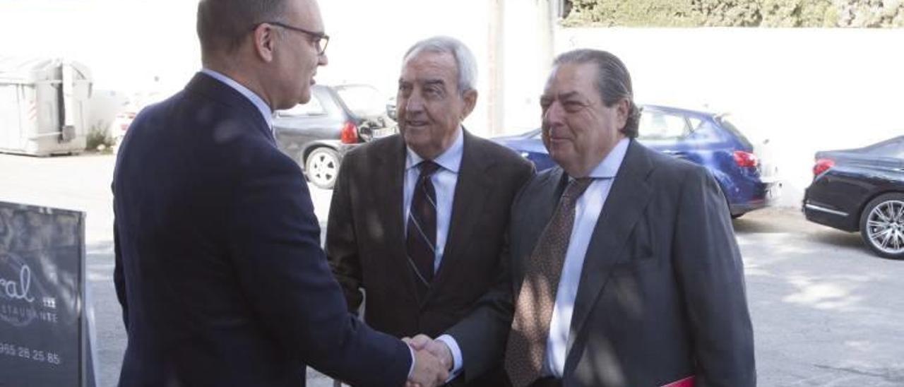 El rector de la UA, Manuel Palomar, saluda al presidente de AVE, Vicente Boluda, en presencia de Federico Félix.