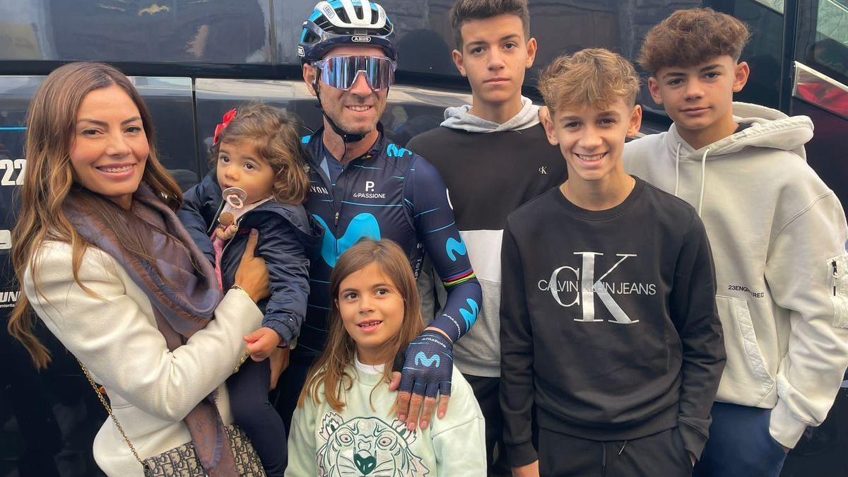 Alejandro Valverde, en la salida del Giro de Lombardía, con su mujer y sus cinco hijos.