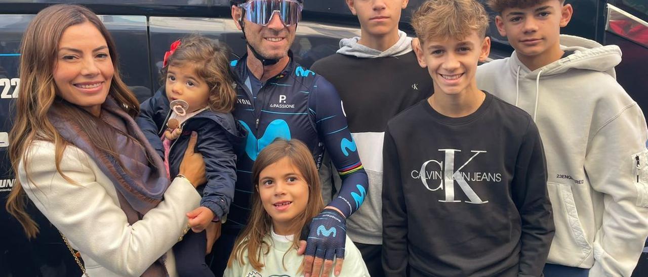 Alejandro Valverde, en la salida del Giro de Lombardía, con su mujer y sus cinco hijos.