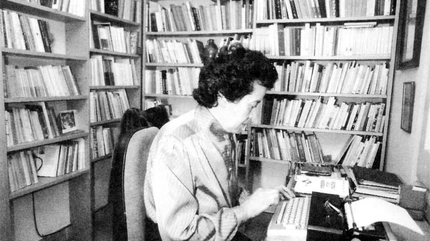 Maria Àngels Anglada a la seva biblioteca l&#039;any 1986