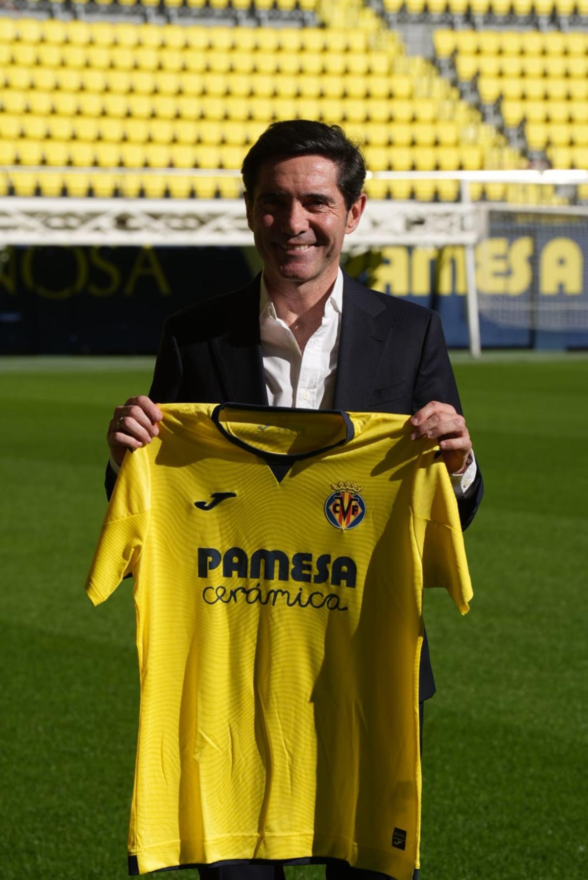 Marcelino posa con una camiseta del Villarreal CF.