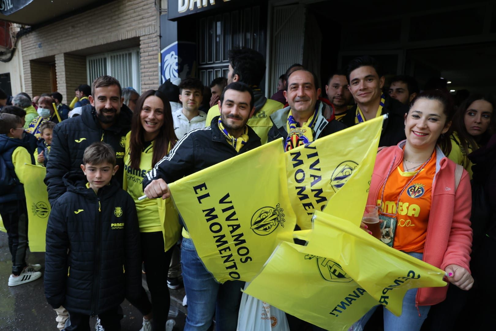 Fotogalería | La lluvia no frena las ganas de la afición del Villarreal de ver a su equipo en la final de Champions