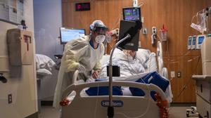 Una enfermera con un paciente en la uci del Hospital de Stamford, en el estado estadounidense de Connecticut, en abril del año pasado.