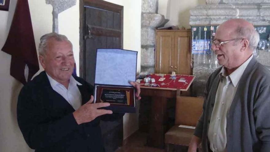 Miguel Santiago, expresidente de la Cofradía de los Falifos, recoge su placa conmemorativa en la Sala del Cabildo.