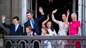 La reina Margarita, su hijo Federico y su esposa, Mary, junto a los príncipes Christian, Príncipe Christian, Isabel, Josefina y Vicente, en el castillo de Amalienborg, en mayo de 2018.