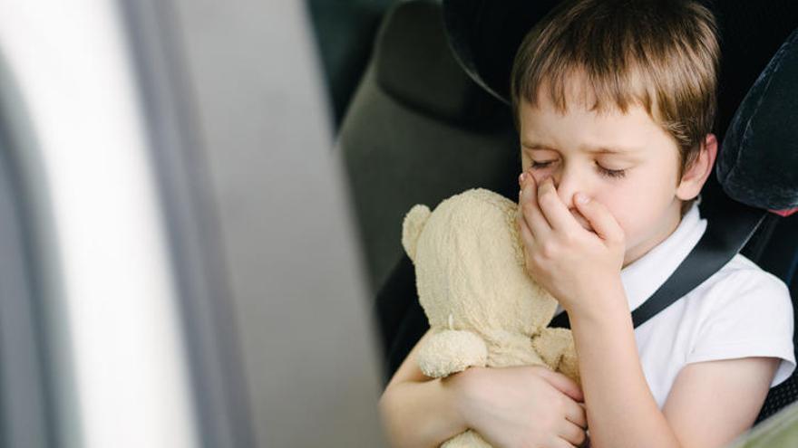 Niño mareándose en el coche.