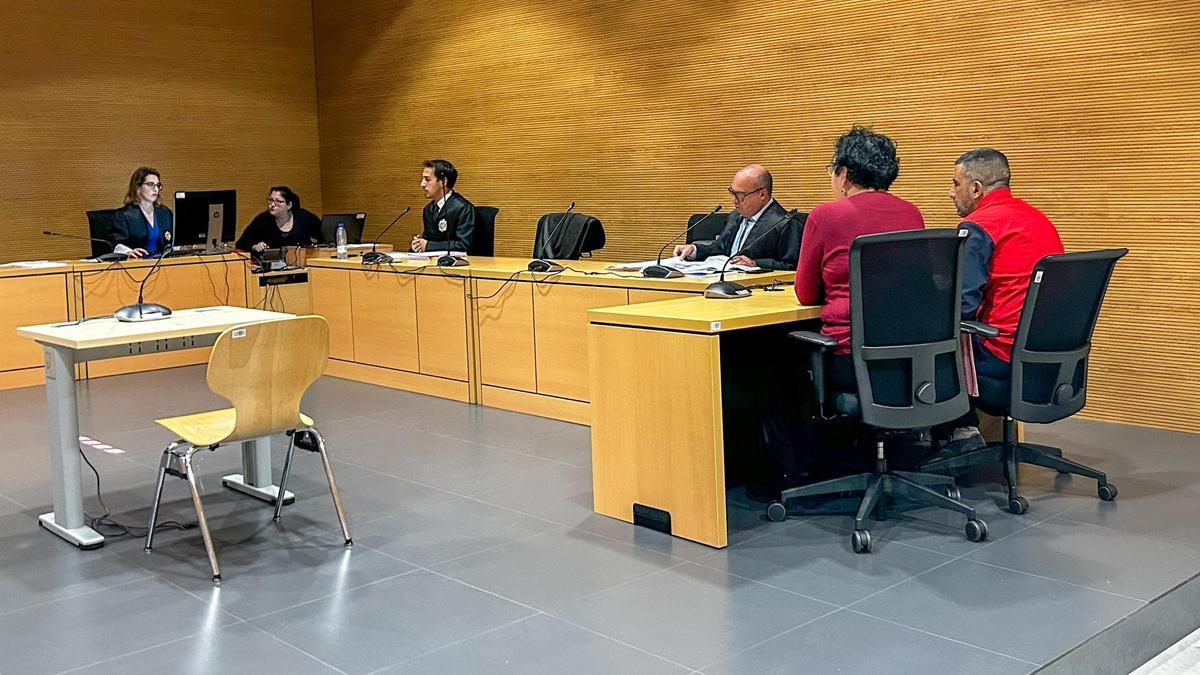 El autor del crimen de Antigua, sentado junto a la intérprete de árabe, este miércoles durante la lectura del veredicto.