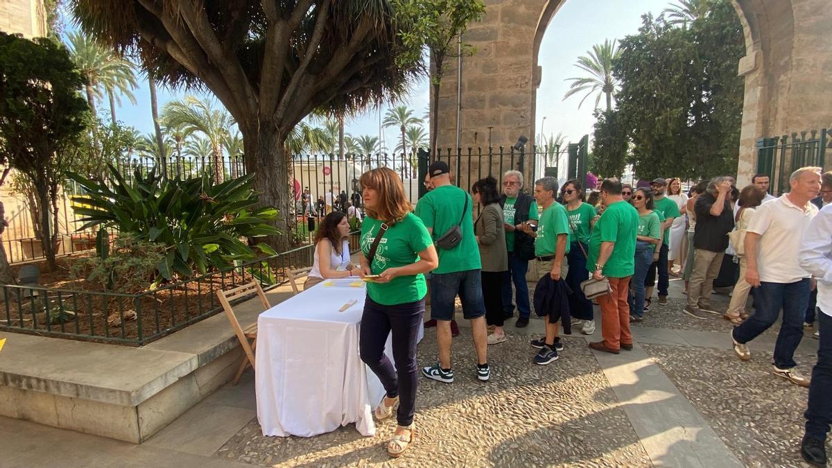 Camisetas verdes se plantan en un acto de Prohens para protestar contra el acuerdo entre PP y Vox
