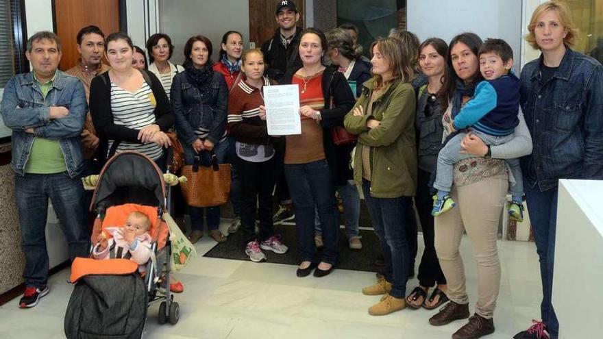 Padres del colegio de Barcelos que ayer acudieron al Concello a presentar sus reivindicaciones. // R.V.