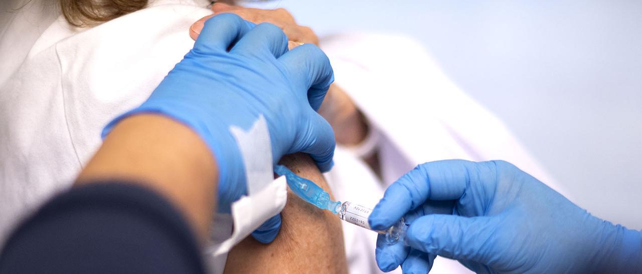 Un sanitario vacuna a otro profesional contra el COVID