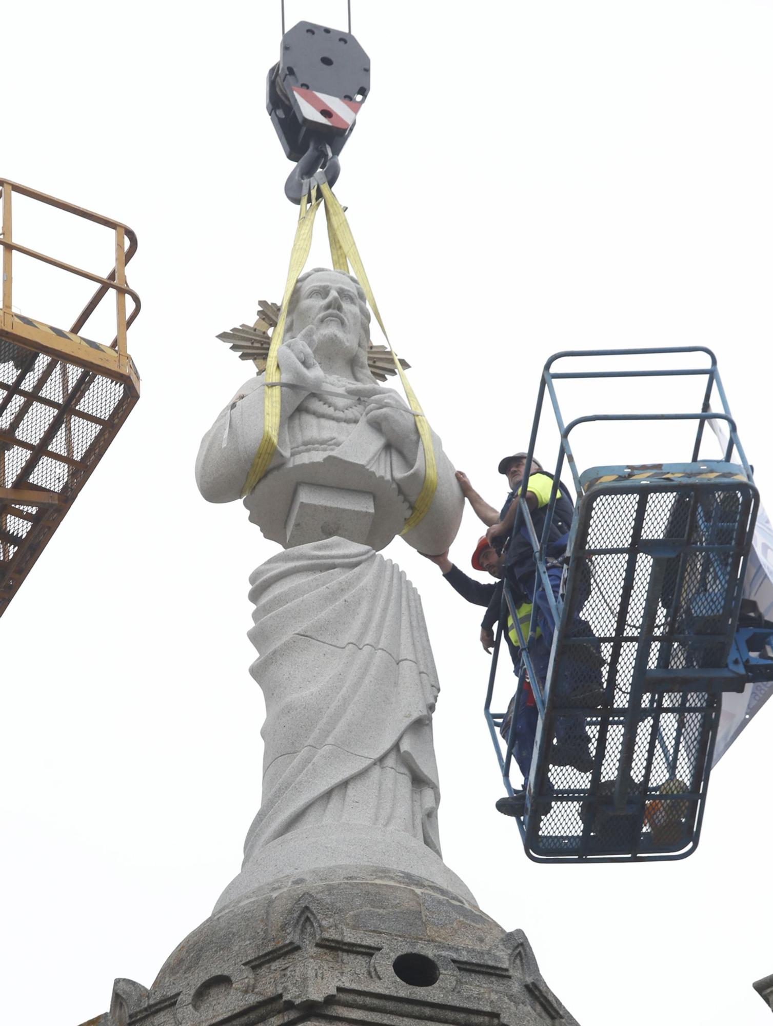 Así fue la instalación del Cristo en A Guía