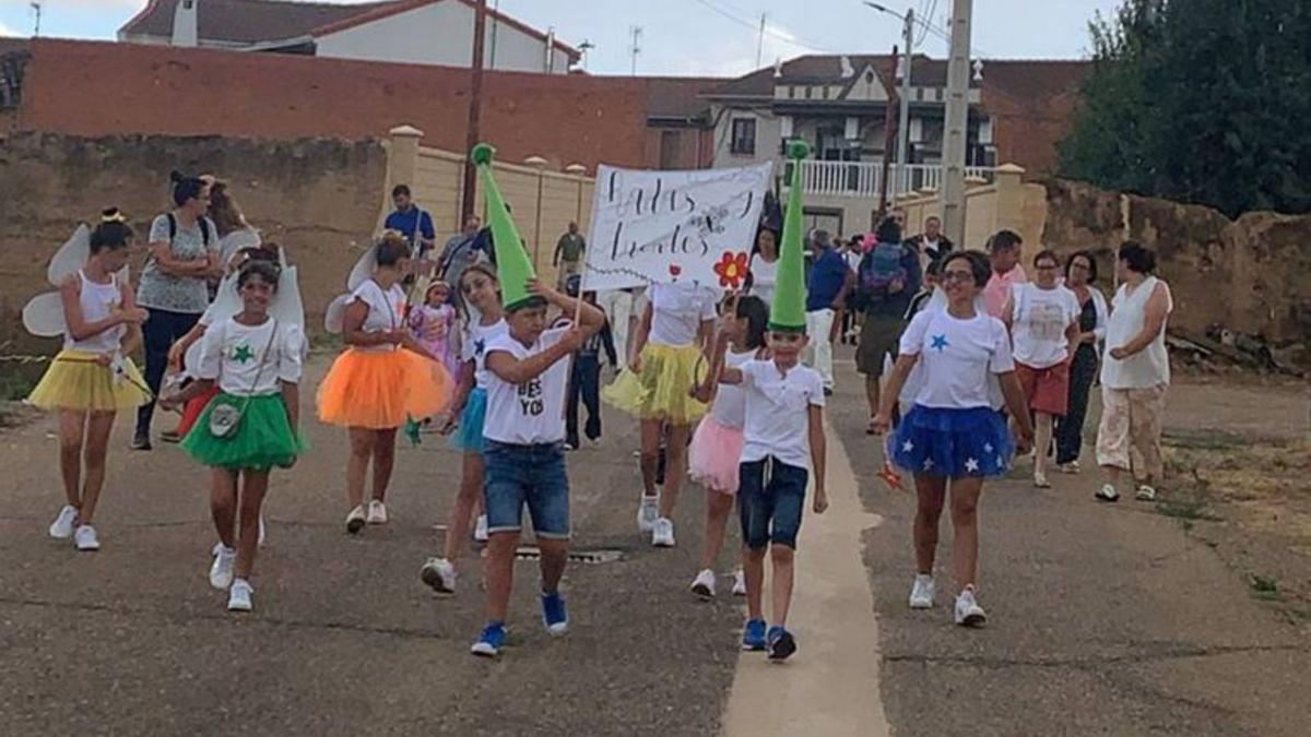 Desfile de carrozas y disfraces. | E. P.