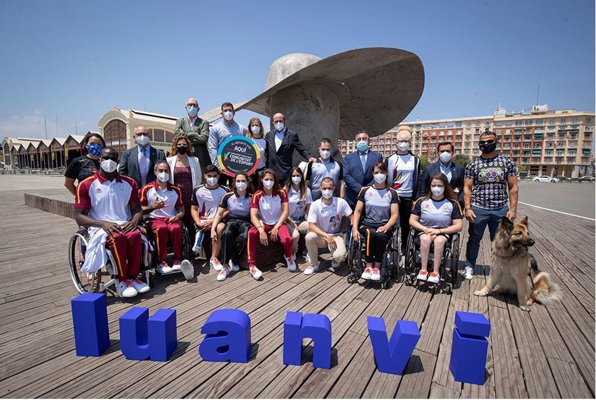 El equipo Paralímpico Español luce sus nuevas equipaciones en València