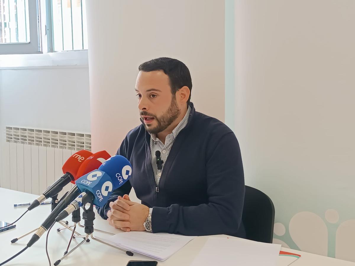 Eloy Tomé, en la rueda de prensa en la que ha anunciado las enmiendas.