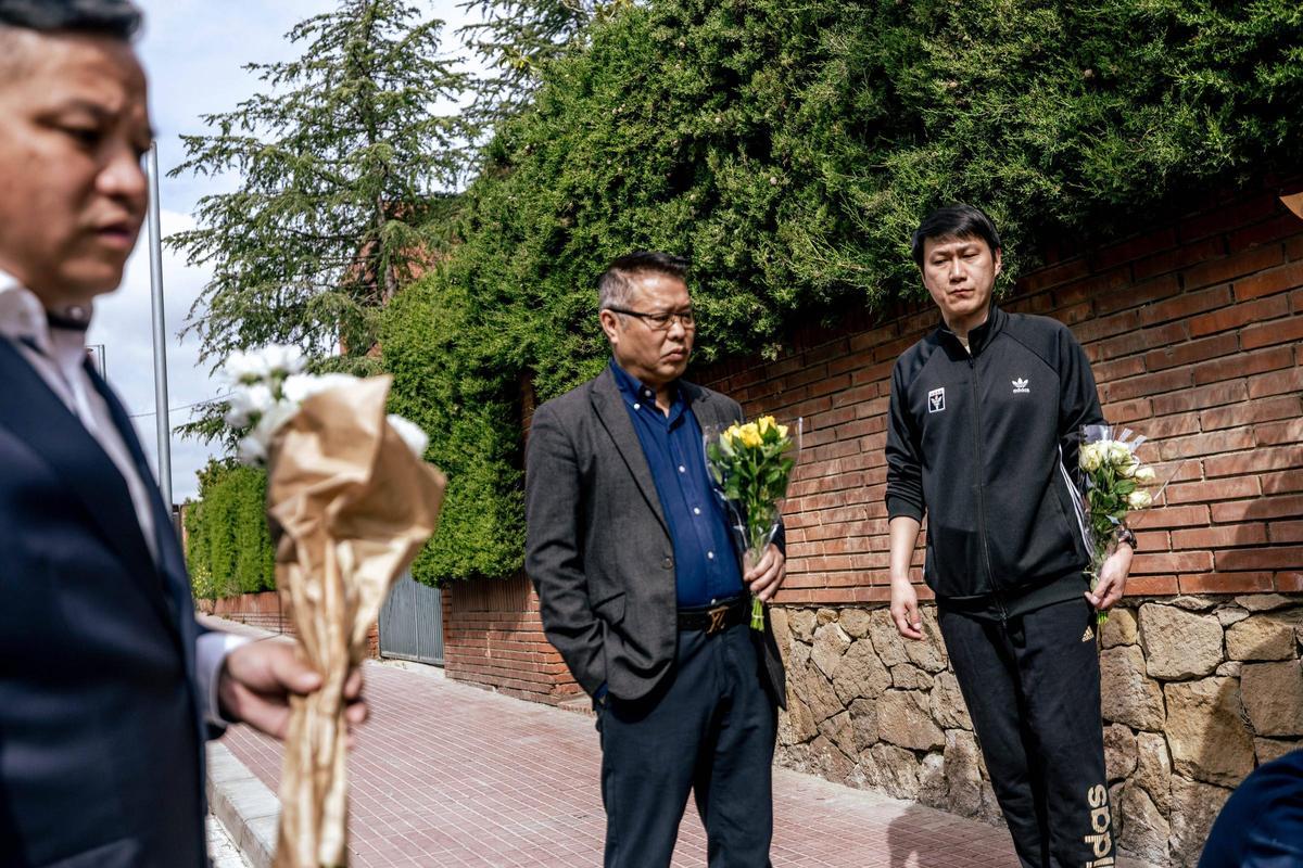 Acto en homenaje a la mujer asesinada en Esplugues con la presencia del padre de la víctima, que ha viajado desde China