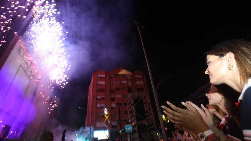 Miles de personas presencian el espectáculo piromusical de la &quot;Arribada del Foc&quot;