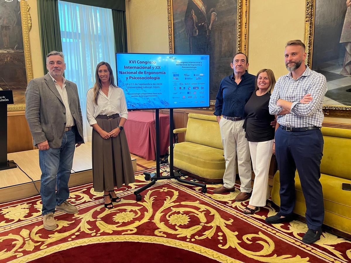 Por la izquierda, Gustavo Rosal, Ángela Pumariega, Javier Llaneza, Ana Belén Murias y Daniel Martínez Junquera, en la presentación de los congresos de ergonomía celebrada en el ayuntamiento de Gijón.