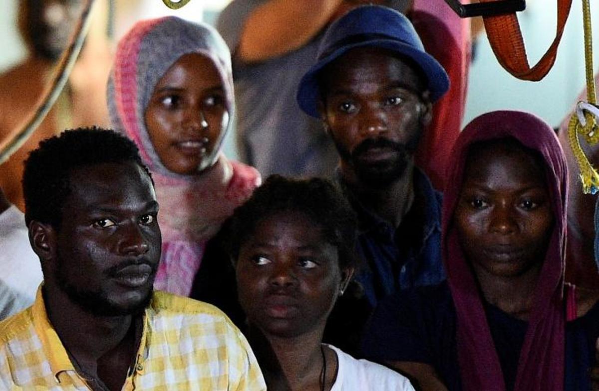 L'Open Arms desembarca a Lampedusa els darrers 83 migrants a bord L'Open Arms desembarca a Lampedusa els darrers 83 migrants a bord