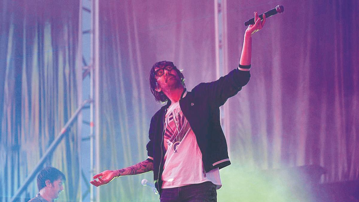 Noni, vocalista de Lori  Meyers, durante su actuación.