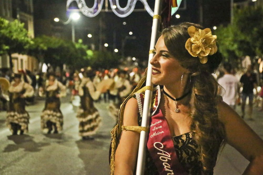 Las cuatro comparsas del bando de la cruz protagonizan un espectacular desfile por las calles del municipio