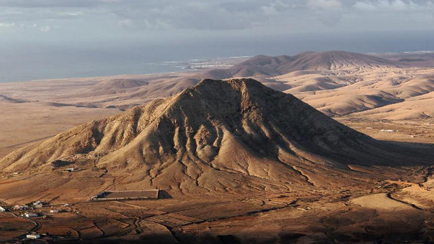 Panorámica aérea de la montaña de Tindaya, en Fuerteventura.