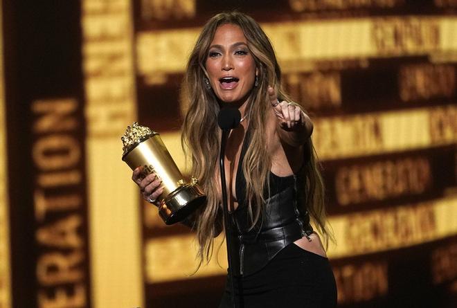Jennifer Lopez recogiendo el premio Icon of a Generation en los MTV Movie &amp; TV Awards