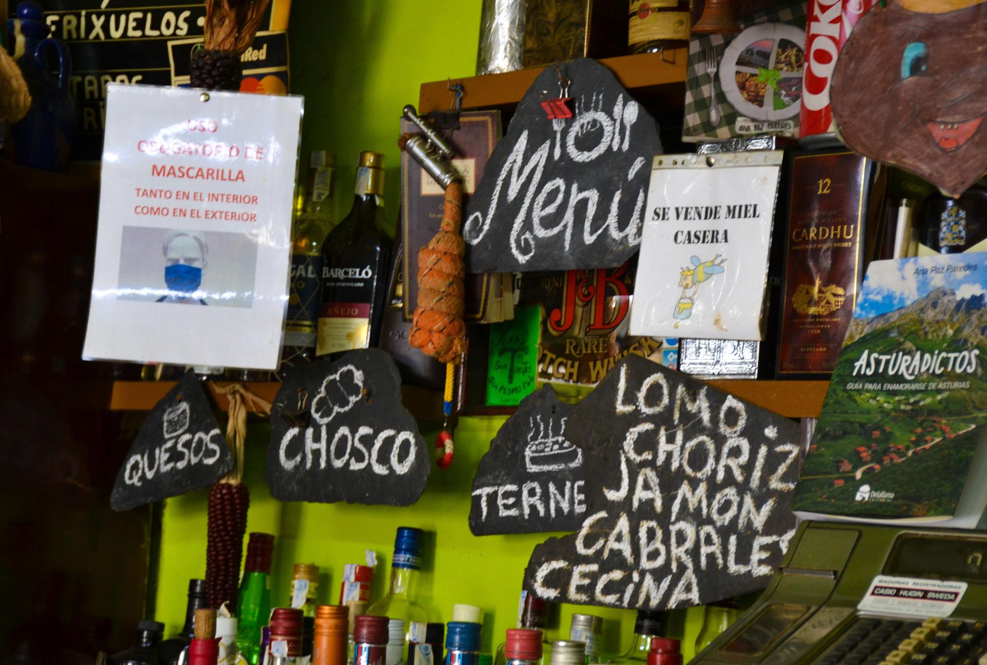 Algunos detalles del interior del bar tienda Casa El Obispo, en San Pedro de Paredes.