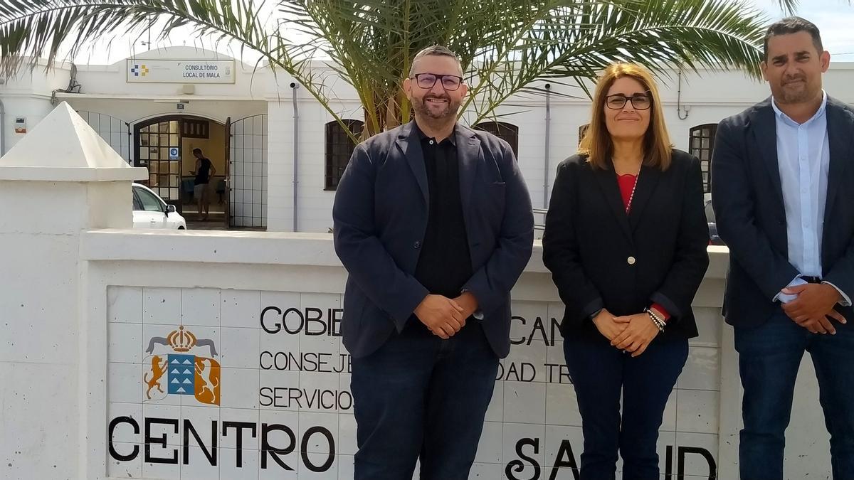 Marcos Lemes (I), Yamirka González y Yoné Caraballo, este lunes en el Consultorio Local de Salud de Mala (municipio de Haría).