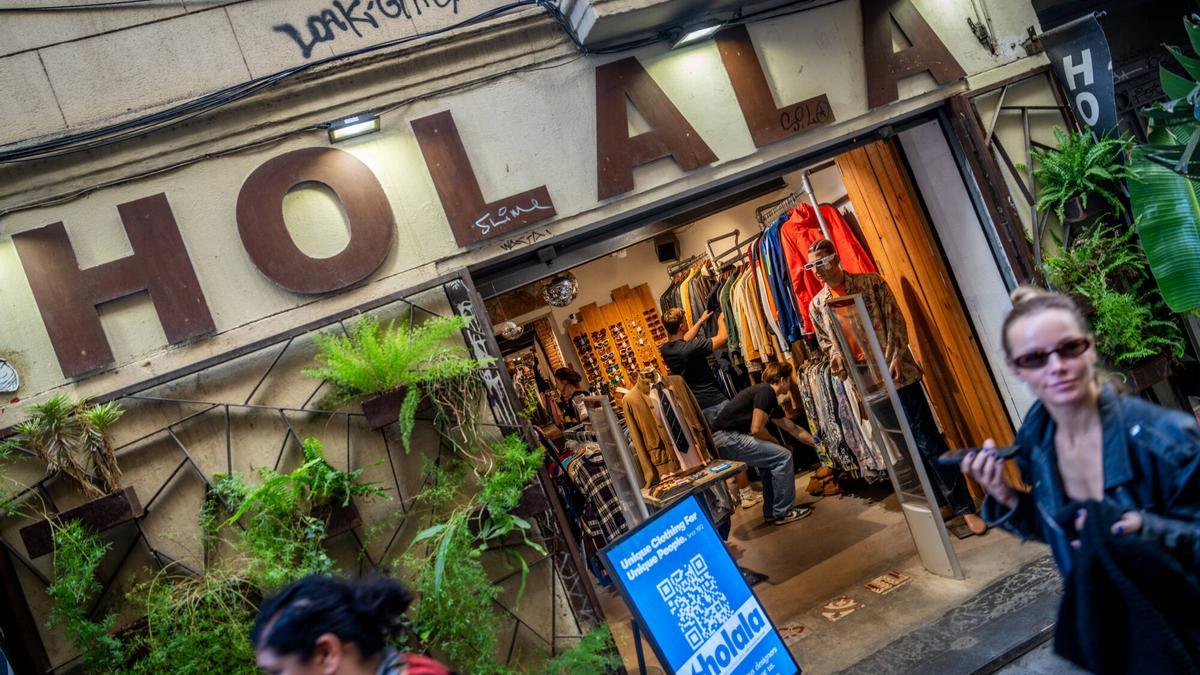 Barcelona 5/10/2025 Barcelona Tema tiendas de ropa de segunda mano en el Raval. Vintage, Holala. Carrer Tallers AUTOR: JORDI OTIX
