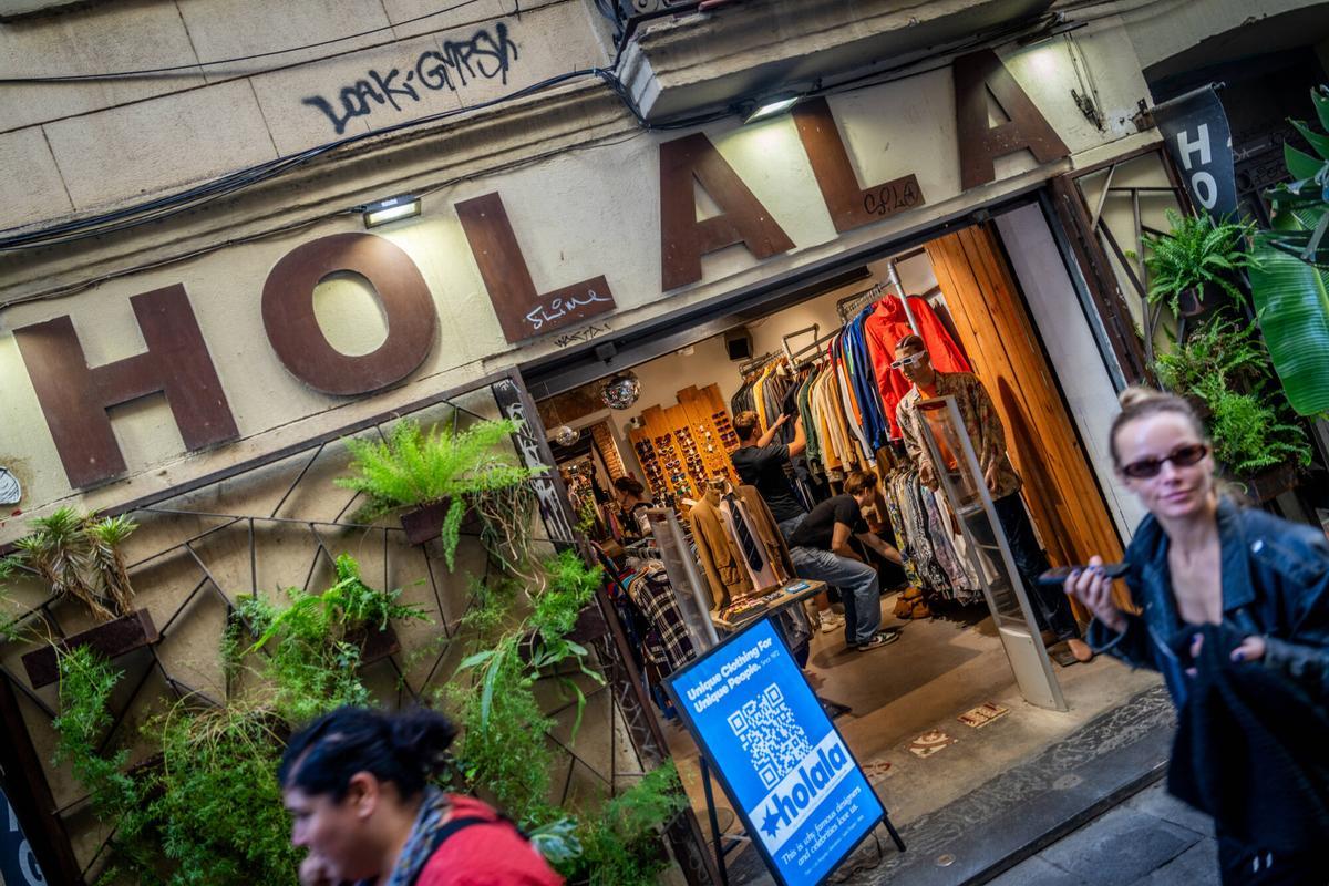 Barcelona 5/10/2025 Barcelona Tema tiendas de ropa de segunda mano en el Raval. Vintage, Holala. Carrer Tallers AUTOR: JORDI OTIX