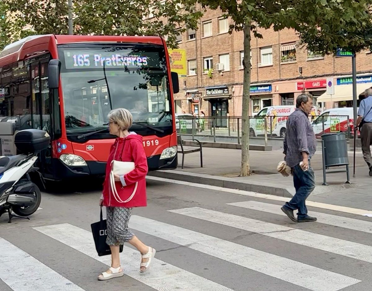 El 165, aún en circulación, por las calle de El Prat, este martes
