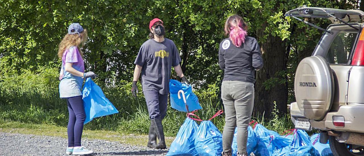 Otros participantes en la campaña de recogida de basura.  | // BERNABÉ / ANA AGRA