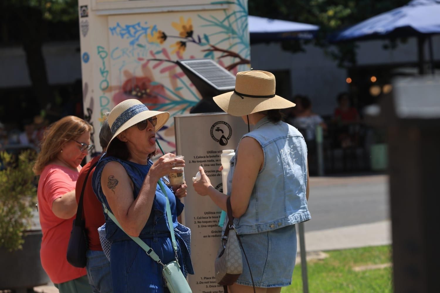 Jornada de intenso calor en València: así se afronta en las calles del centro