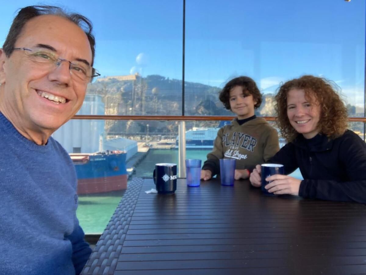 Los lanzaroteños Eloy Ramil y Mar Vidal dan la vuelta al mundo en un crucero con su hijo, Eliot