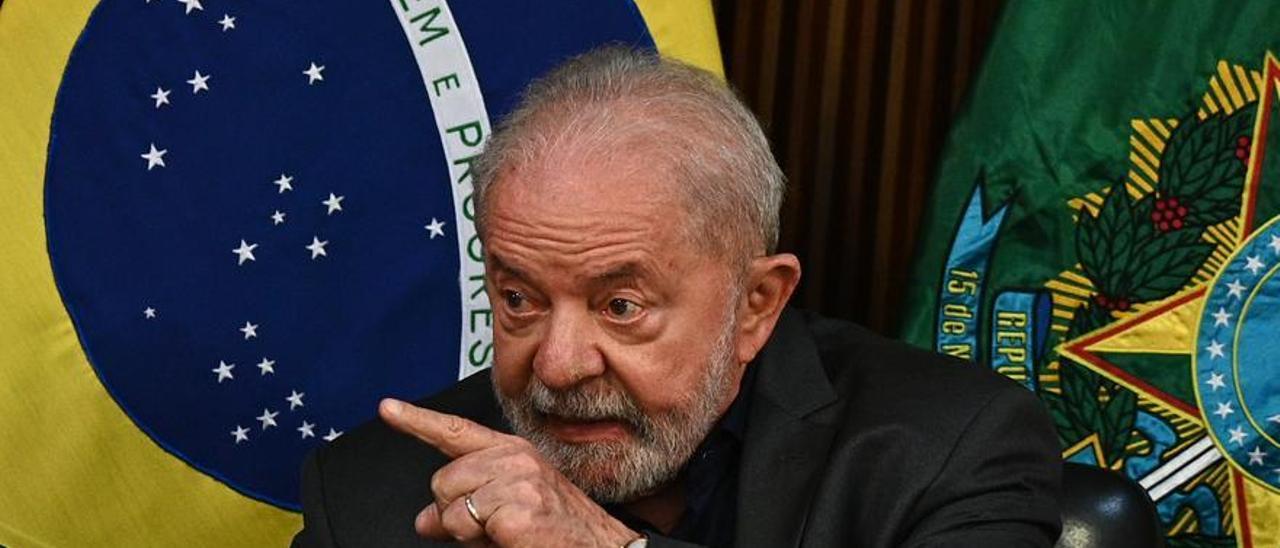 El presidente de Brasil, Luiz Inacio Lula da Silva, participa de una reunión con gobernadores en el Palacio de Planalto, en Brasilia (Brasil), este 9 de enero de 2023.