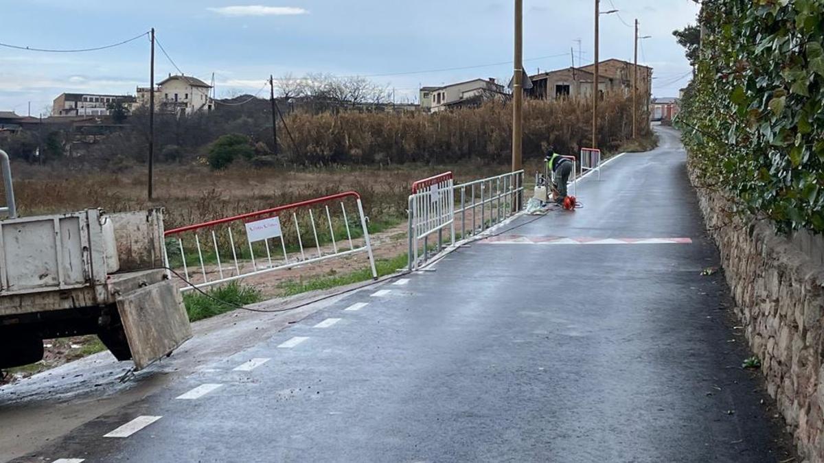 Treballs per posar baranes al tram on va bolcar el bus