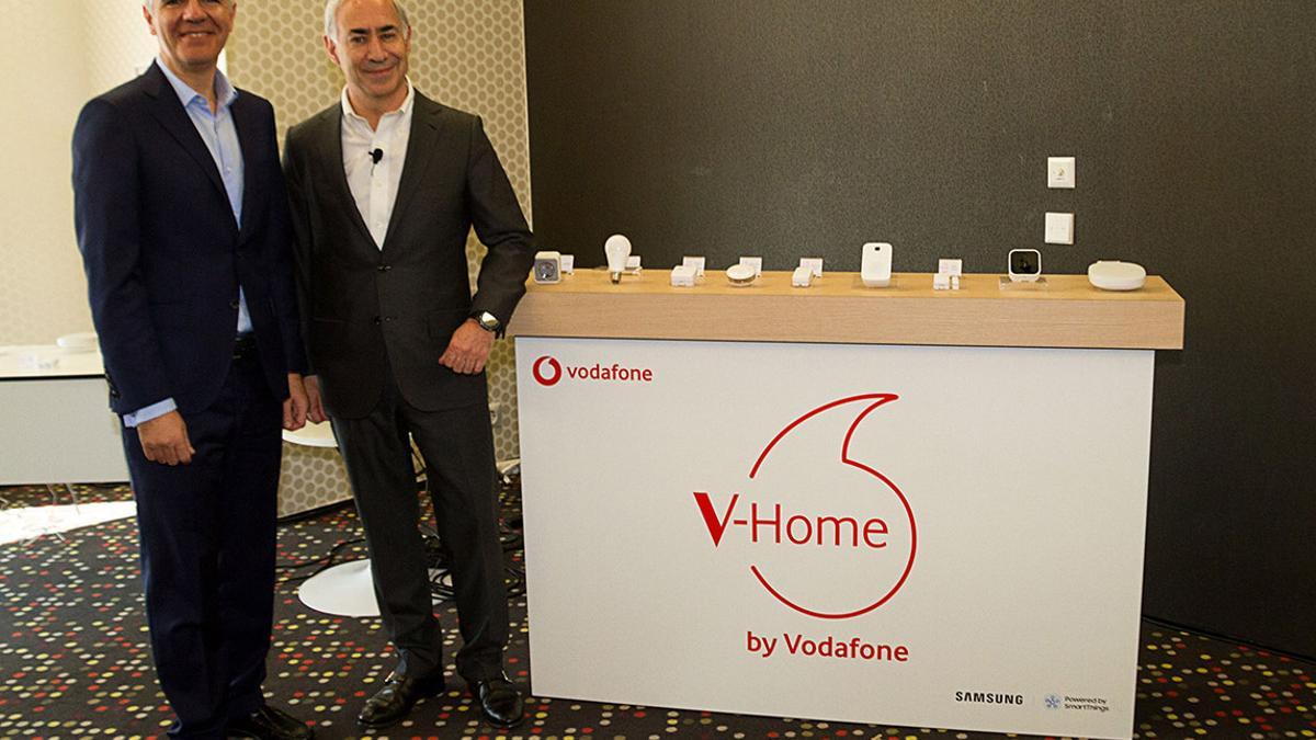 Celestino García (Samsung) y Antonio Coimbra (Vodafone) en la presentación del acuerdo en el marco del Mobile World Congress de Barcelona.