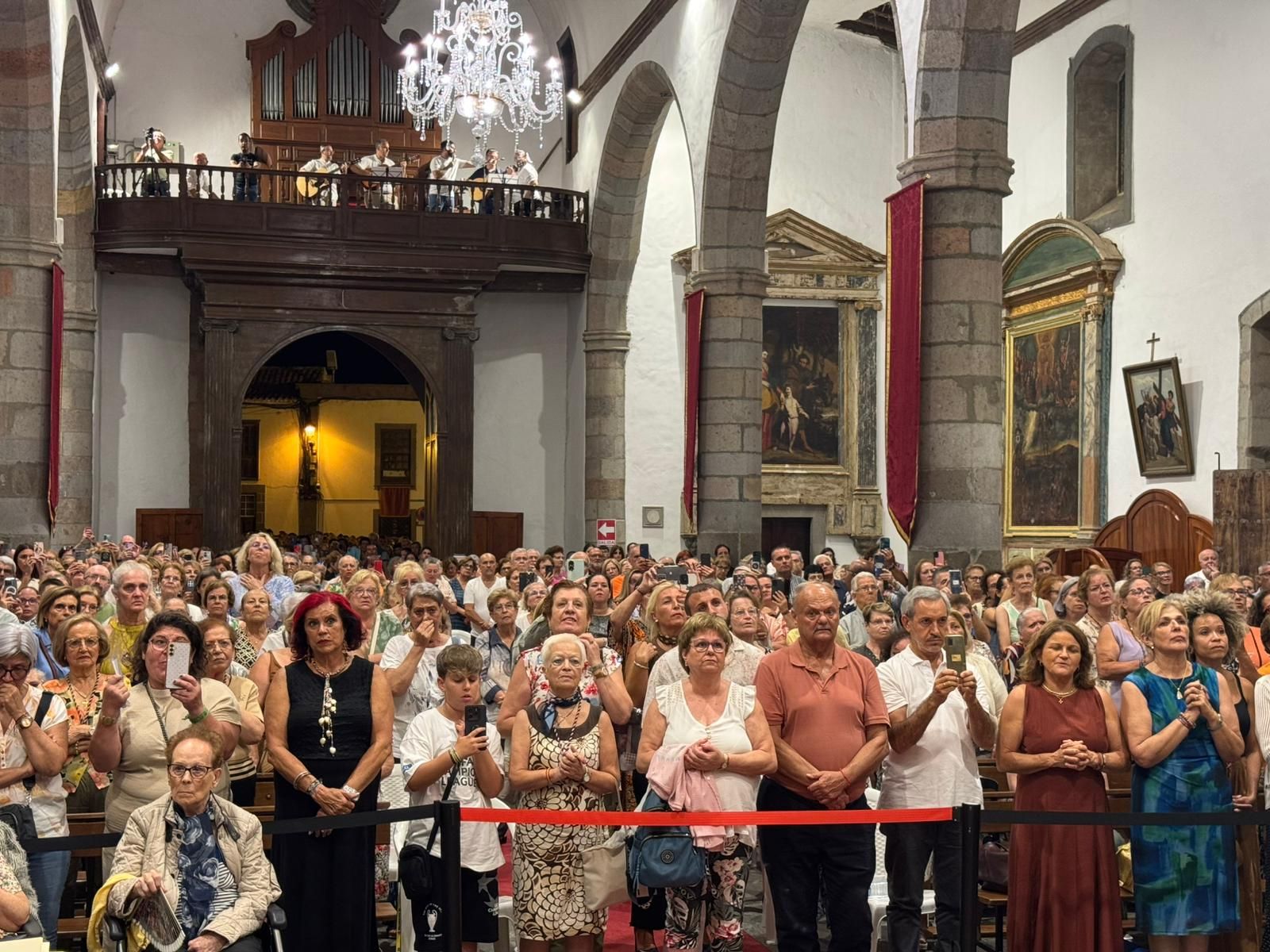 El Santo Cristo de Telde regresa a lo más alto del altar