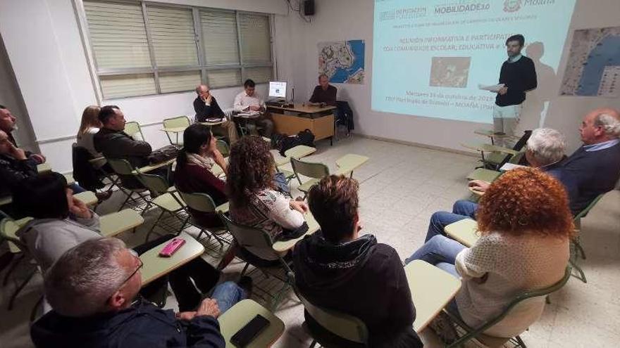 Un momento de la reunión celebrada ayer en el CEIP de Domaio. // Santos Álvarez