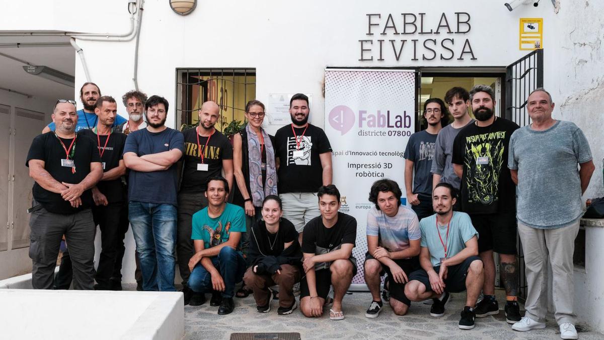 Los participantes posan junto con el concejal Aitor Morrás.