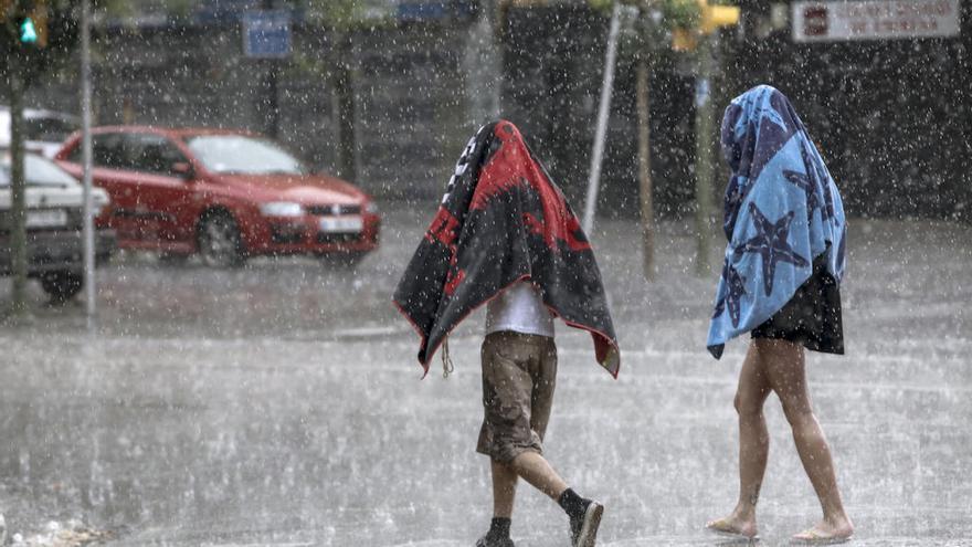 Hoy, cielos nubosos, precipitaciones localmente fuertes y vientos del sur