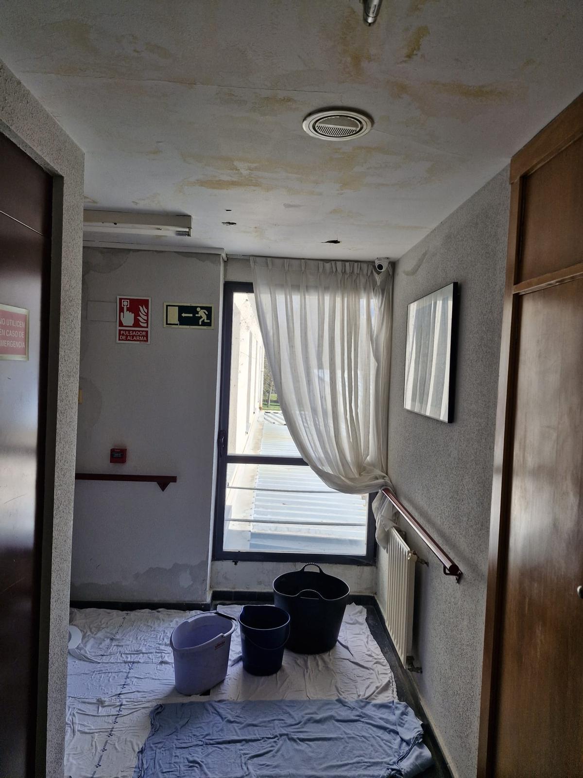 El mal estado de la residencia de mayores de Noreña, en imágenes.