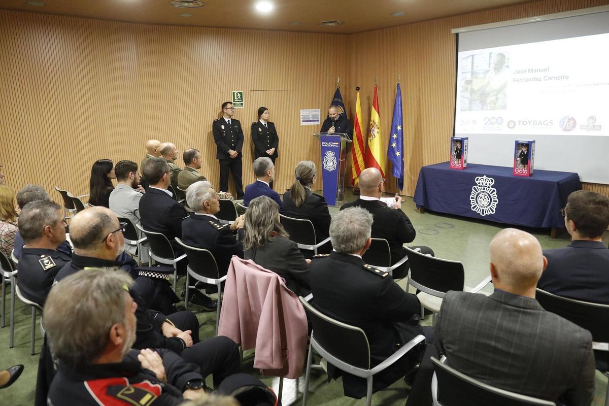 Presenten a Girona la primera nina policia nacional