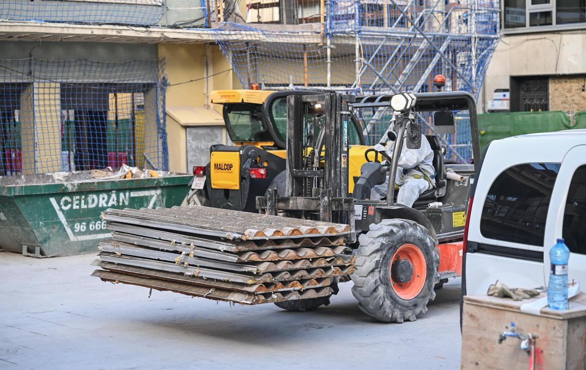Operarios especializados trabajan en la retirada de amianto del Mercado Central de Elche Operarios especializados trabajan en la retirada de amianto del Mercado Central de Elche