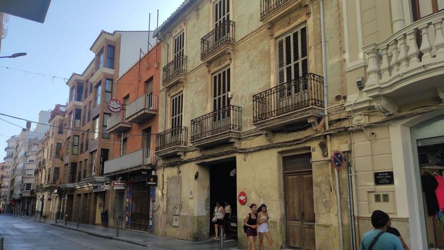 El inmueble está situado en la calle Raval, una ubicación estratégica cuyo uso aún está por definir.  | ISABEL CALPE