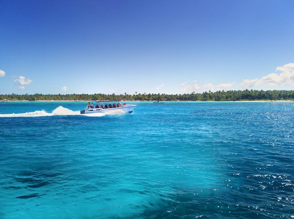 Más allá de las aguas azules del Caribe...
