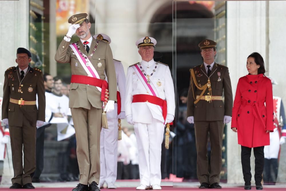 El rey Felipe impone una condecoración antes de la reunión bienal del Capítulo de la Orden de San Hermenegildo